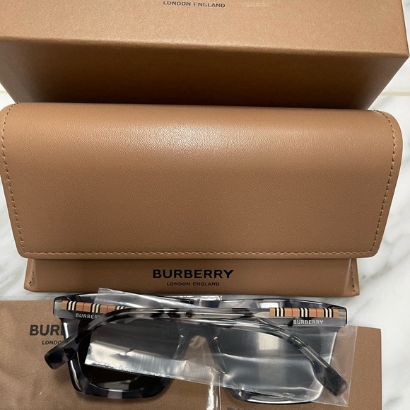 UNISEX BURBERRY SUNGLASSES WTH GREY HAVANA FRAMES AND BURBERRY LOGO ON THE ARMS - Picture 11 of 16